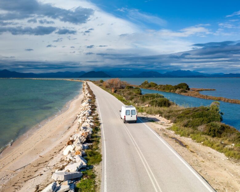 Κορωνησία: Το πιο μαγευτικό road trip στην Ελλάδα ανάμεσα σε λιμνοθάλασσες και φλαμίνγκο