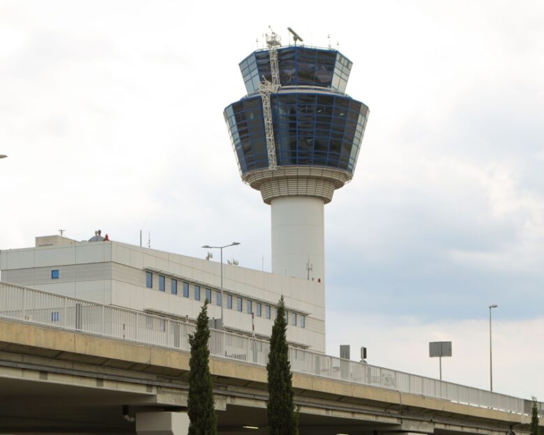 Αναγκαστική προσγείωση ελικοφόρου στη Μύκονο μετά από ένδειξη για φωτιά