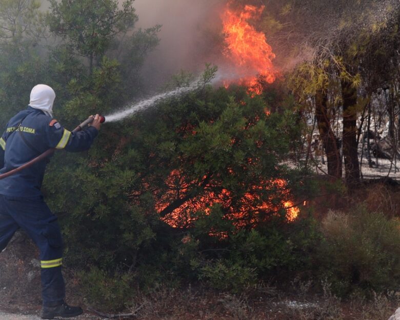 Αργολίδα: Με κάταγμα σε σπόνδυλο, γόνατο και φτέρνα ο πυροσβέστης που τραυματίστηκε κατά την κατάσβεση φωτιάς