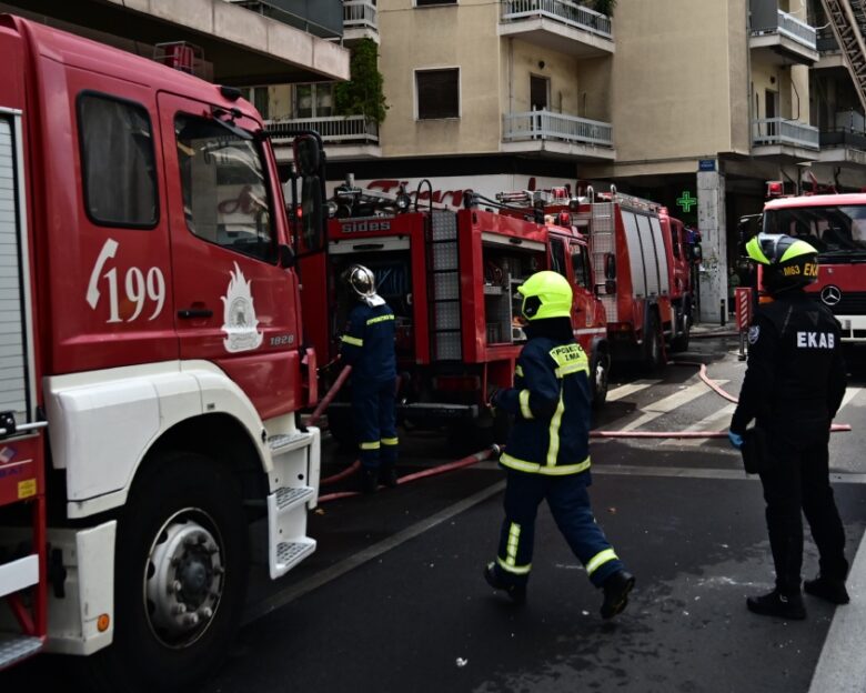 Φωτιά σε εργοστάσιο ξυλείας στο Αιγάλεω: Καίγονται εύφλεκτα υλικά