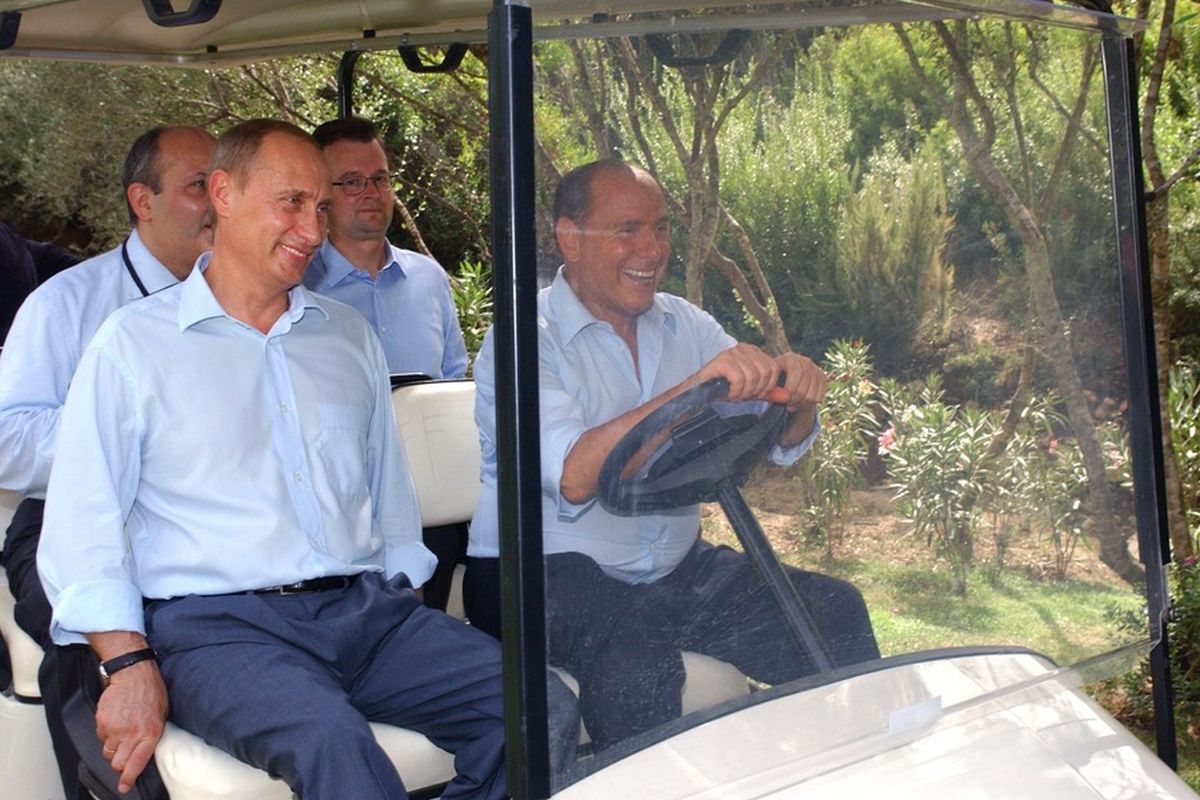 Silvio Berlusconi and Vladimi Putin in Villa Sordtos