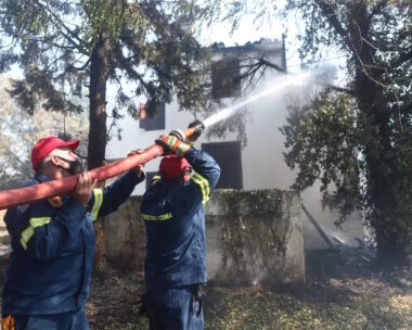 Πυροσβέστες σε κατάσβεση φωτιάς στην Αττική