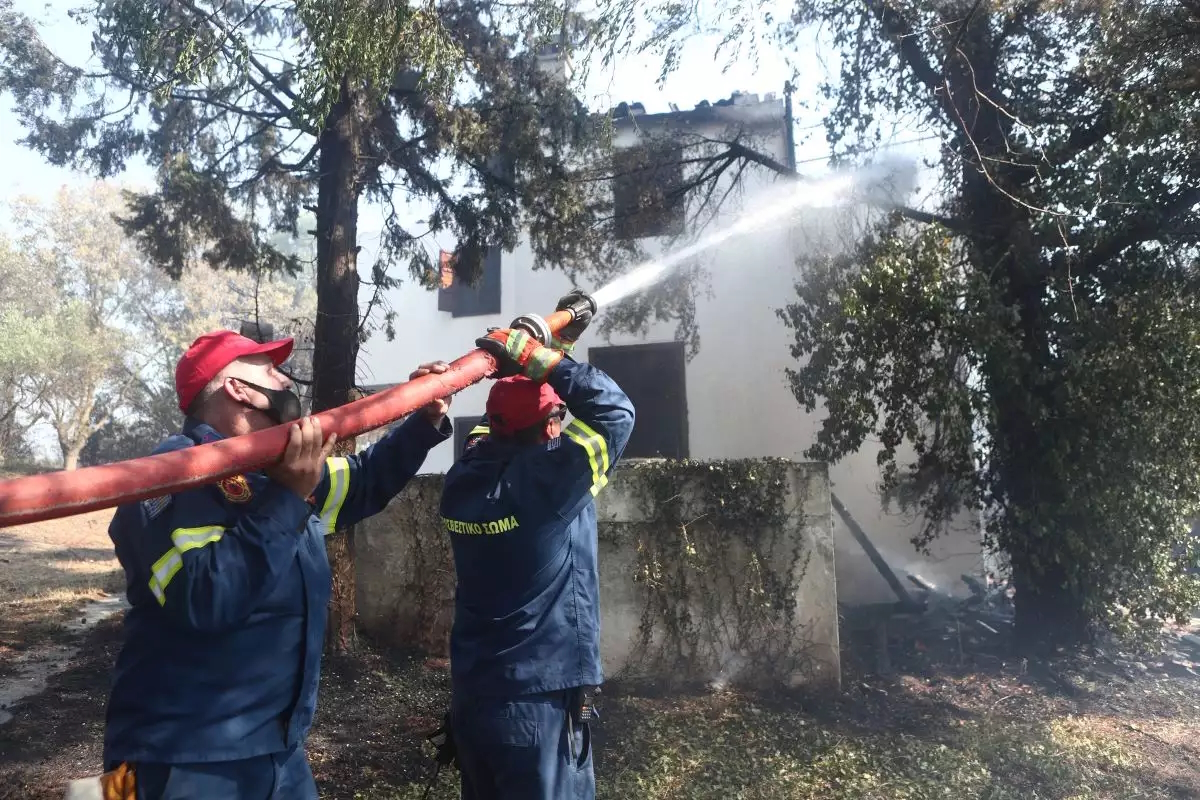 Πυροσβέστες σε κατάσβεση φωτιάς στην Αττική