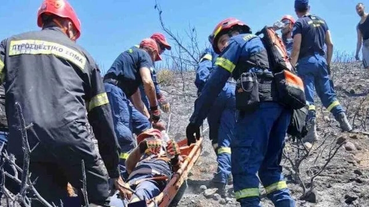 Επιχείρηση διάσωσης τραυματισμένου πυροσβέστη στο περιθώριο κατάσβεσης αναζωπυρώσεων στην Πάτρα