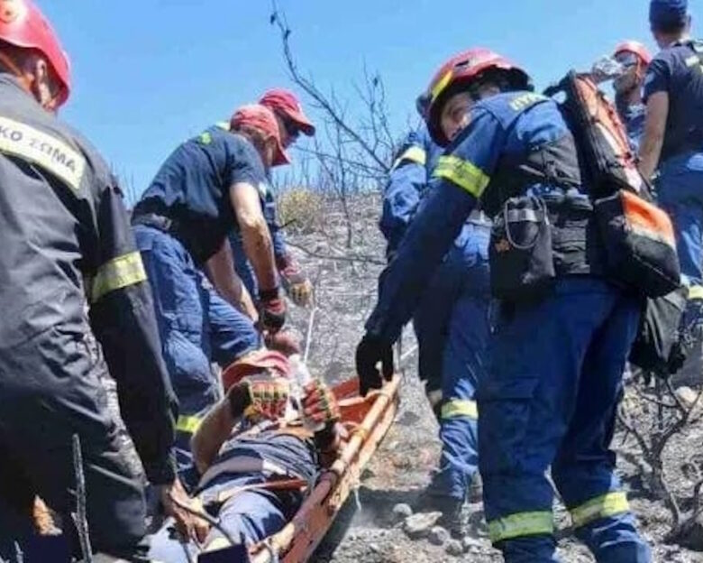 Καρέ καρέ η διάσωση πυροσβέστη που έπεσε σε χαράδρα στη διάρκεια κατάσβεσης αναζωπύρωσης στην Πάτρα