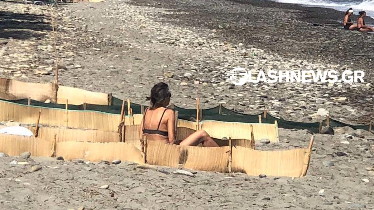 Η γυναίκα μέσα στις φωλιές των θαλασσίων χελωνών