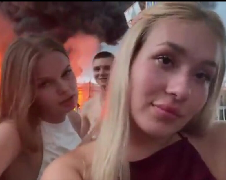 Ρωσία: Συνελήφθησαν δύο Ρωσίδες influencers που βγαλαν βίντεο TikTok μπροστά σε φλεγόμενο διυλιστήριο μετά από ουκρανική επίθεση