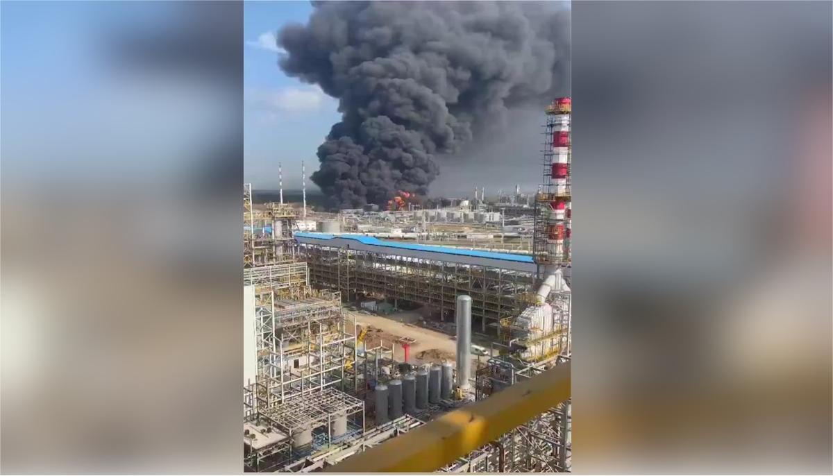 Ένα διυλιστήριο καίγεται στη Ρωσία