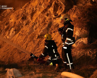 Ουκρανοί πυροσβέστες στη μάχη με τις φλόγες μετά από ρωσική επίθεση
