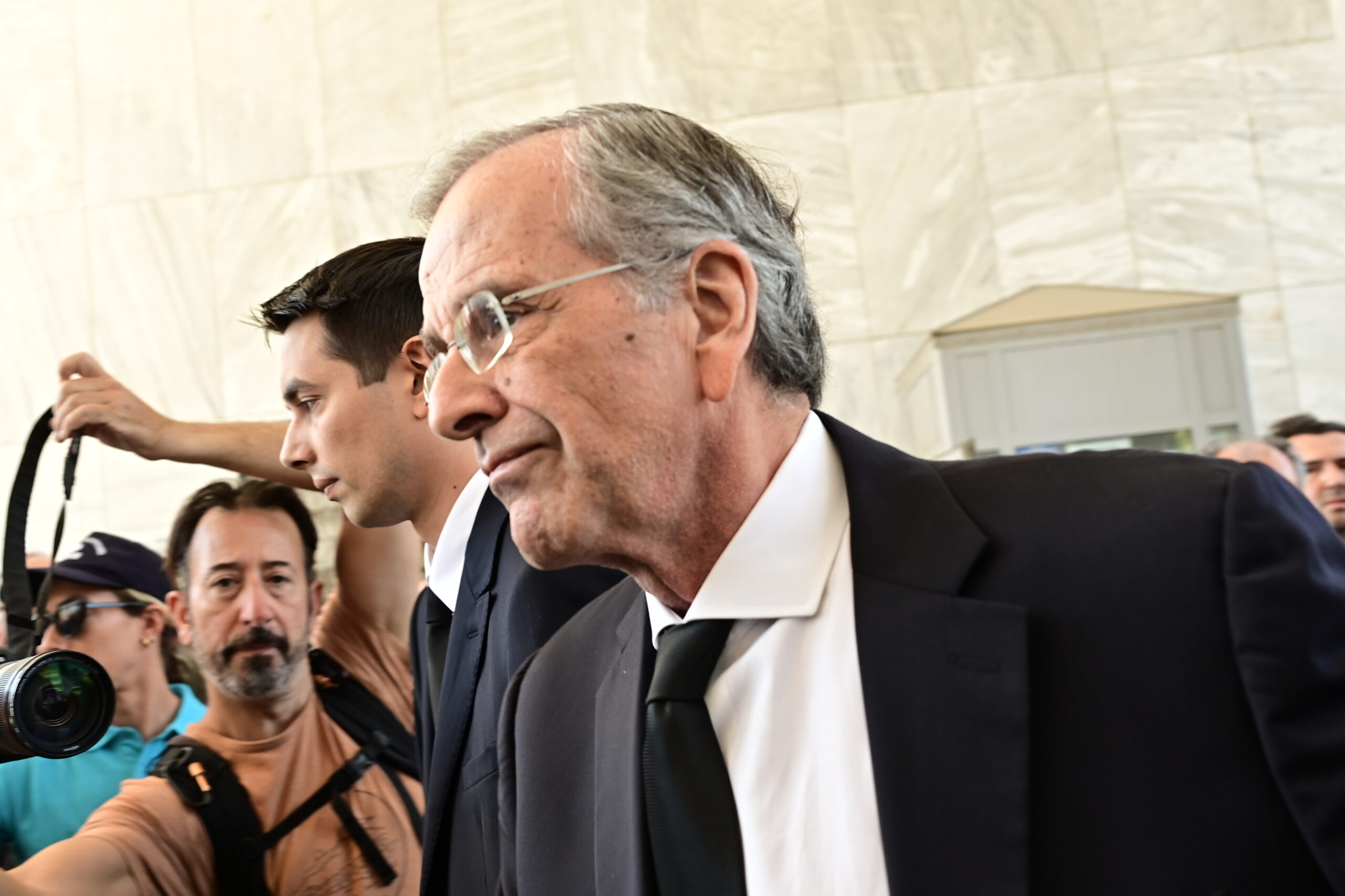 Ο Αντώνης Σαμαρά αποχαιρετά την κόρη του