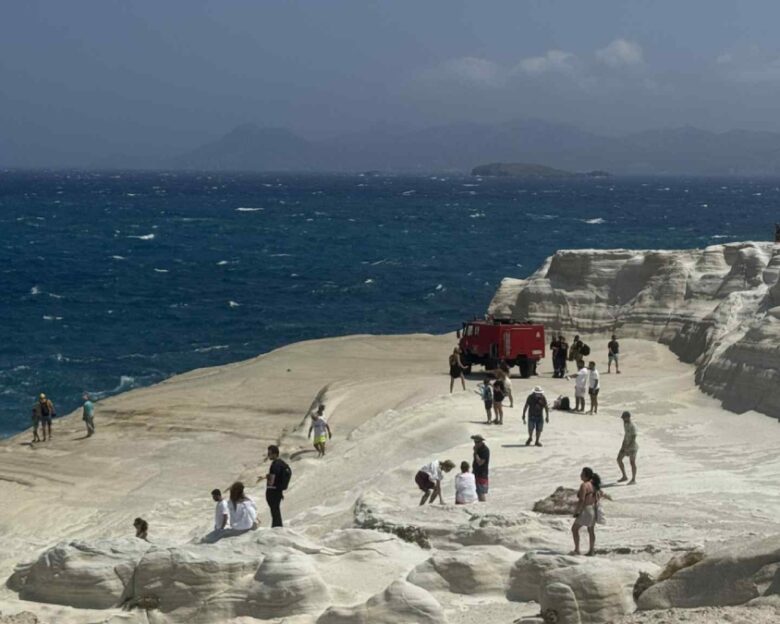 Τραγωδία στη Μήλο: Δύο νεκροί από πνιγμό στο Σαρακήνικο – Παρασύρθηκαν από τους ανέμους