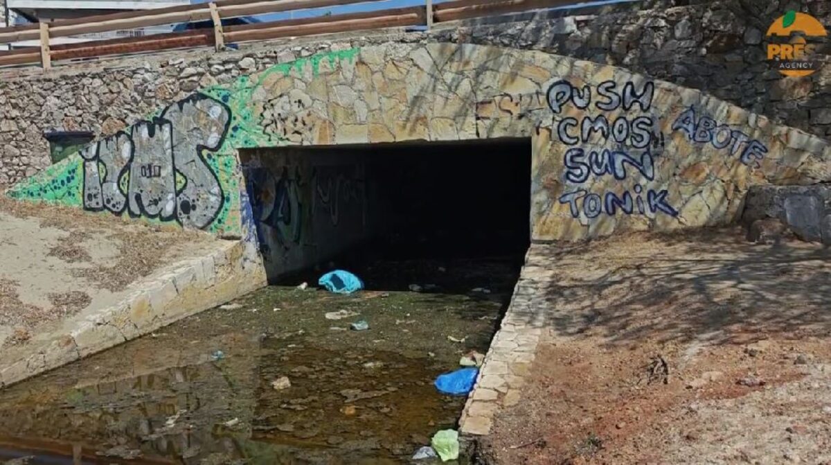 Απαράδεκτη εικόνα στην παραλία της Σαρωνίδας