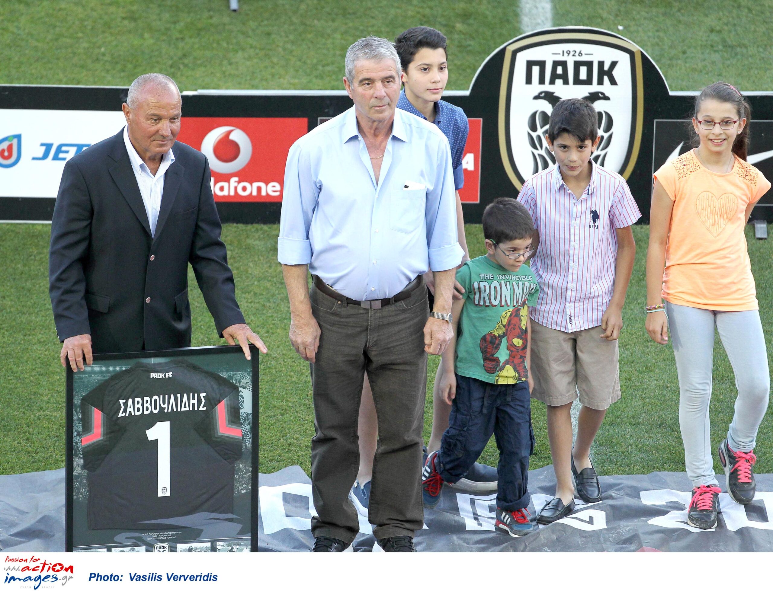 ÓÏÕÐÅÑËÉÃÊÁ / ÐËÅÉ ÏÖ / ÐÁÏÊ – ÁÔÑÏÌÇÔÏÓ / SUPERLEAGUE / PLAY OFF / PAOK – ATROMITOS Ο Απόστολος Σαββουλίδης (στο κέντρο της φωτογραφίας) σε βράβνευσή του από τον ΠΑΟΚ / EUROKINISSI