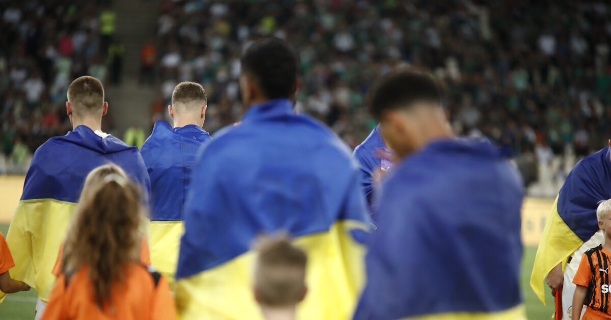 Shakhtar Donetsk players entered OAKA with their country flags and children from Ukraine