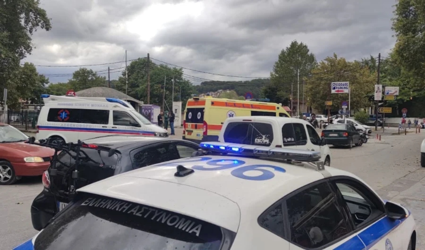 Ασθενοφόρα και περιπολικά