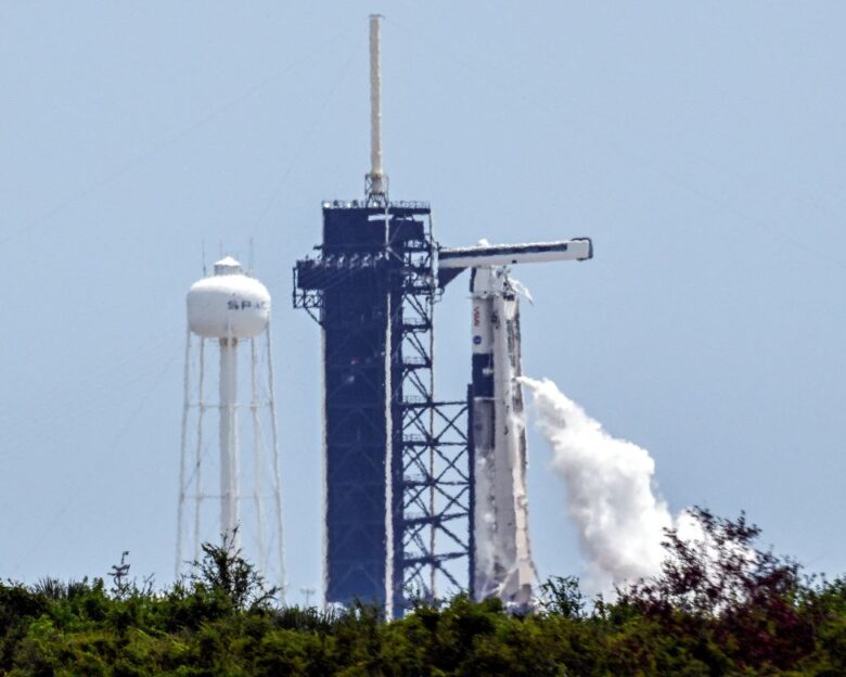 SpaceX: Εκτοξεύτηκε το διαστημόπλοιο Dragon με τους 4 αστροναύτες με ρότα τον ISS