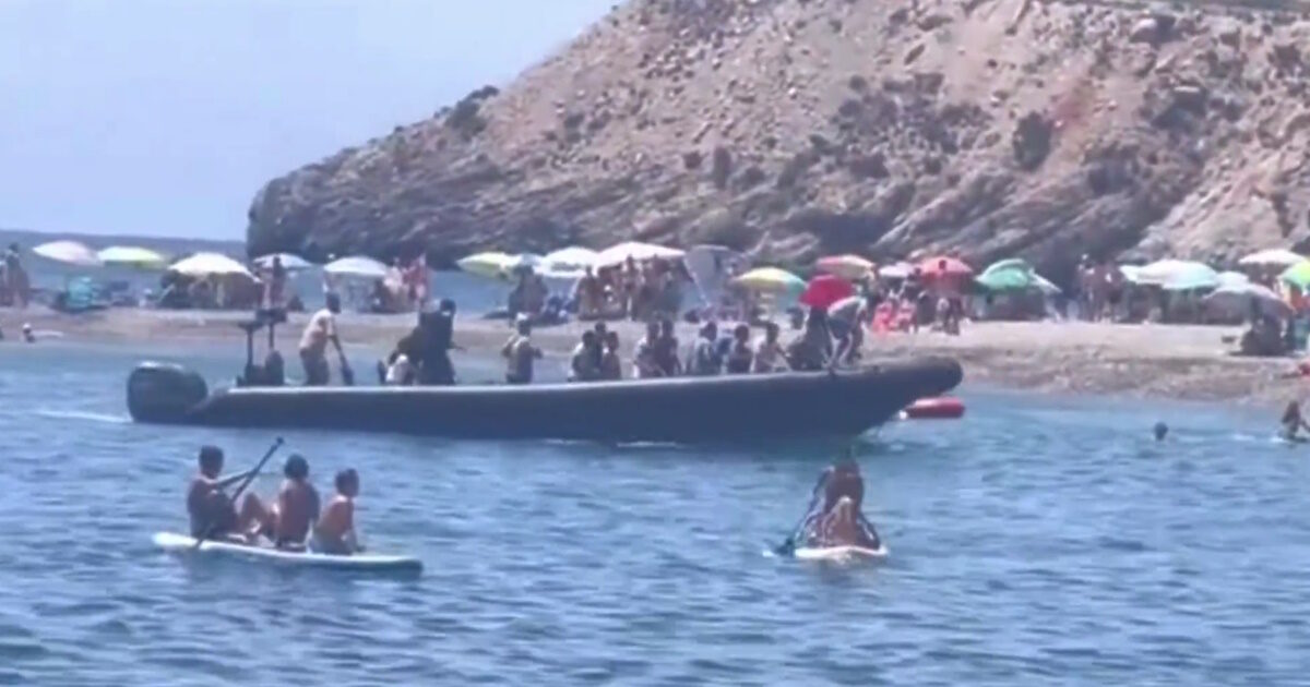 Spain: Irregular immigrants arrived at a Granada beach and the world chased them