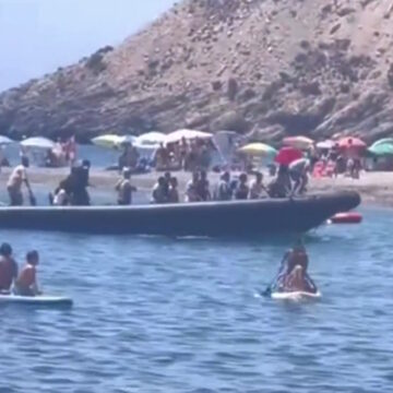Η στιγμή που οι παράτυποι μετανάστες φτάνουν στην ισπανική παραλία