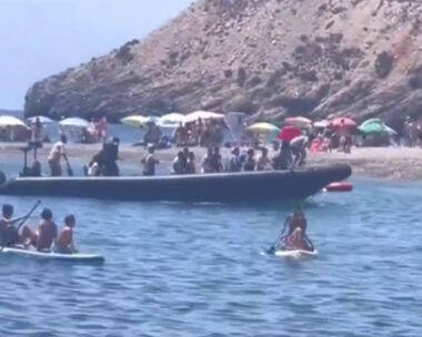 Η στιγμή που οι παράτυποι μετανάστες φτάνουν στην ισπανική παραλία