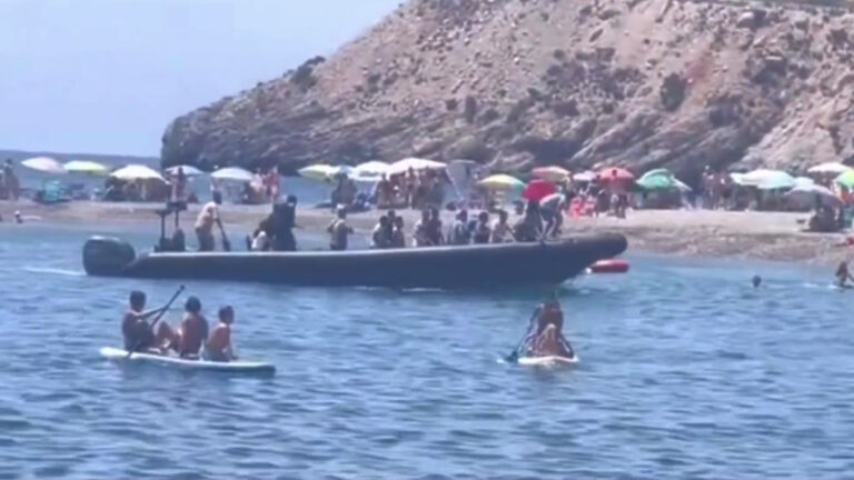 Η στιγμή που οι παράτυποι μετανάστες φτάνουν στην ισπανική παραλία