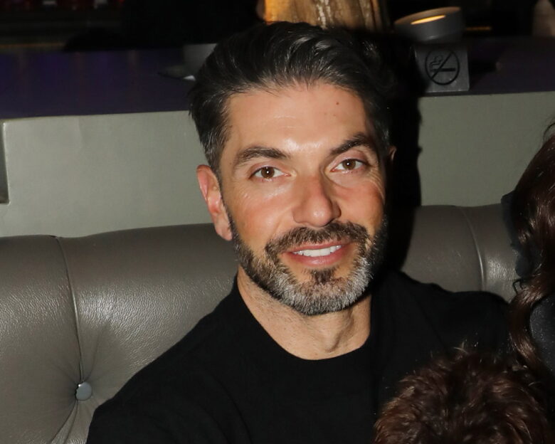 Ο Σπύρος Μαρτίκας: Η απάντηση του στις φήμες για την ξανθιά καλλονή που βρέθηκε στο πλευρό του στην Πάρο