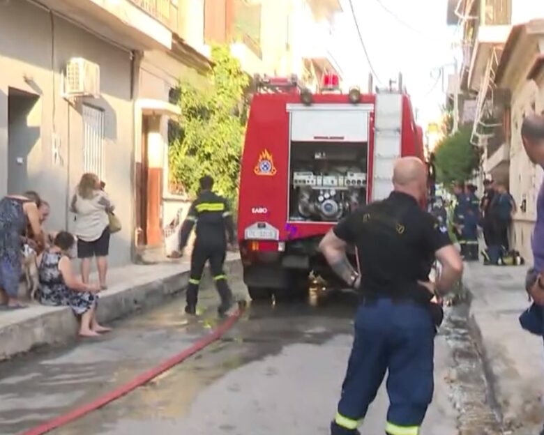 Φωτιά σε σπίτι στη Δραπετσώνα: Απομακρύνθηκαν γείτονες με αναπνευστικά προβλήματα