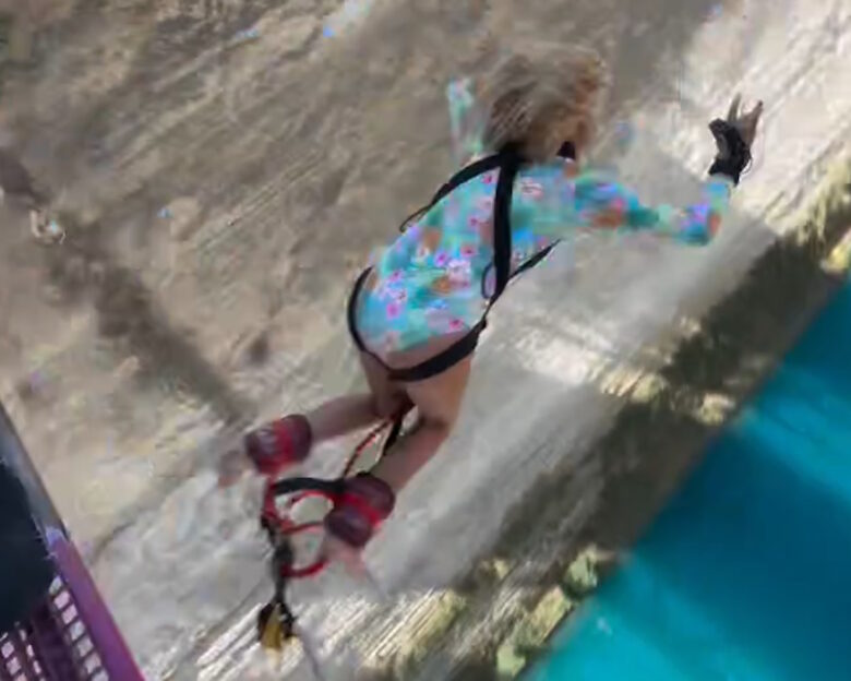 Η Σάσα Σταμάτη κάνει bungee jumping στον Ισθμό της Κορίνθου – Βίντεο με το άλμα της στο κενό