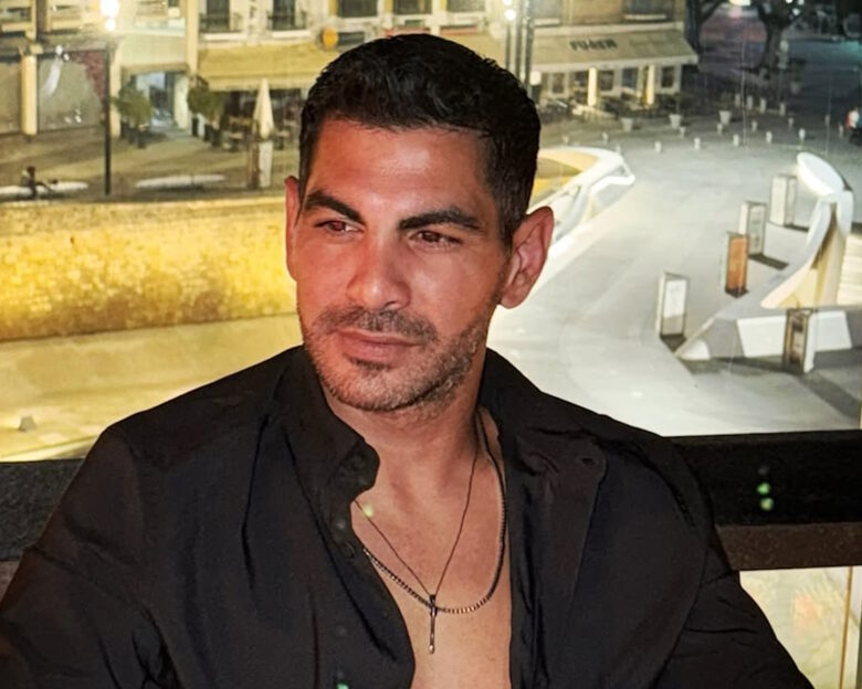 Σταύρος Κωνσταντίνου: Ποιος είναι ο τραγουδιστής που ερμήνευσε τον Εθνικό Ύμνο στον αγώνα Ελλάδα – Κύπρος του Eurobasket