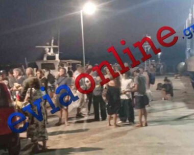 Οι επιβάτες στο λιμάνι στα Στύρα