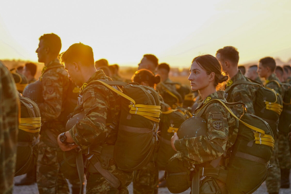 Στελέχη των Ενόπλων Δυνάμεων κατά την διάρκεια του Σχολείου Βασικής Εκπαίδευσης Αλεξιπτωτιστών