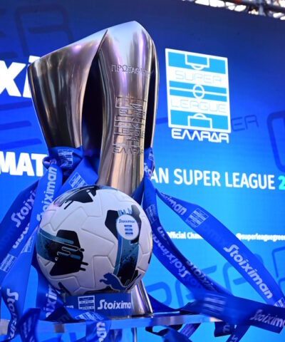 Το τρόπαιο και η μπάλα της Super League για τη σεζόν 2025