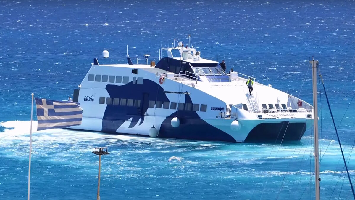 Το «Superjet» δυσκολεύεται να «δέσει» στο Κουφονήσι λόγω των θυελλωδών ανέμων