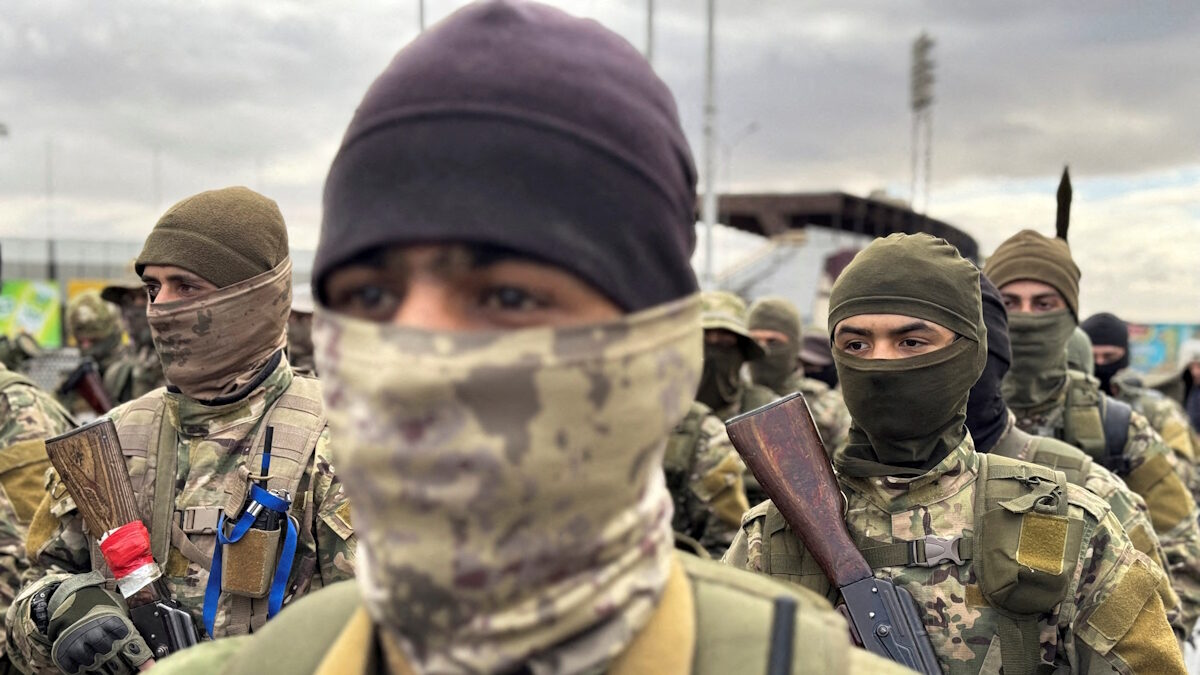 Πάνοπλοι ισλαμιστές στη Βηρυτό μετά την ανατροπή του Μπασάρ αλ Άσαντ
