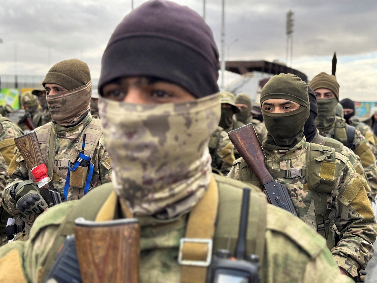 Πάνοπλοι ισλαμιστές στη Βηρυτό μετά την ανατροπή του Μπασάρ αλ Άσαντ