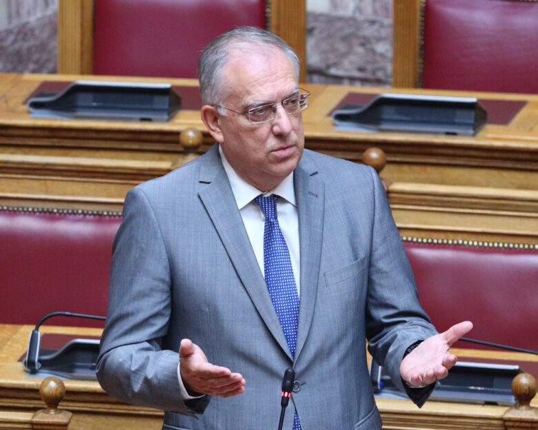 Ο Τάκης Θεοδωρικάκος έστειλε εξώδικο στον δημοσιογράφο Μανώλη Κοττάκη για «συκοφαντικό δημοσίευμα»