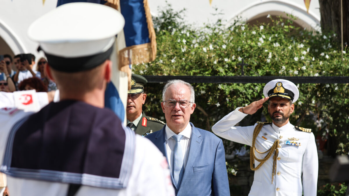 Ο Πρόεδρος της Δημοκρατίας Κωνσταντίνος Τασούλας στην θεία λειτουργία για την εορτή της Κοιμήσεως της Θεοτόκου στον Ιερό Ναό Παναγίας Εκατονταπυλιανής, στην Πάρο, Παρασκευή 15 Αυγούστου 2025. 
(ΘΟΔΩΡΗΣ ΜΑΝΩΛΟΠΟΥΛΟΣ