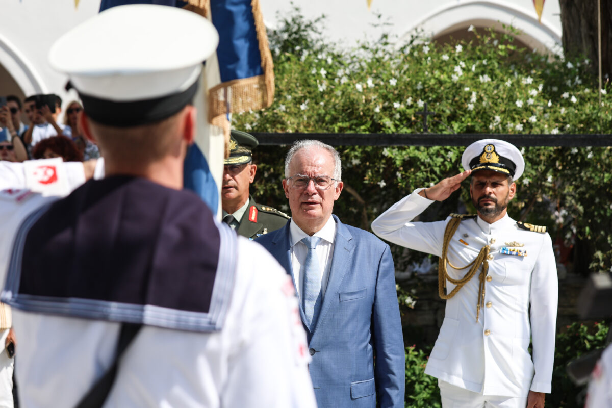 Ο Πρόεδρος της Δημοκρατίας Κωνσταντίνος Τασούλας στην θεία λειτουργία για την εορτή της Κοιμήσεως της Θεοτόκου στον Ιερό Ναό Παναγίας Εκατονταπυλιανής, στην Πάρο, Παρασκευή 15 Αυγούστου 2025. 
(ΘΟΔΩΡΗΣ ΜΑΝΩΛΟΠΟΥΛΟΣ