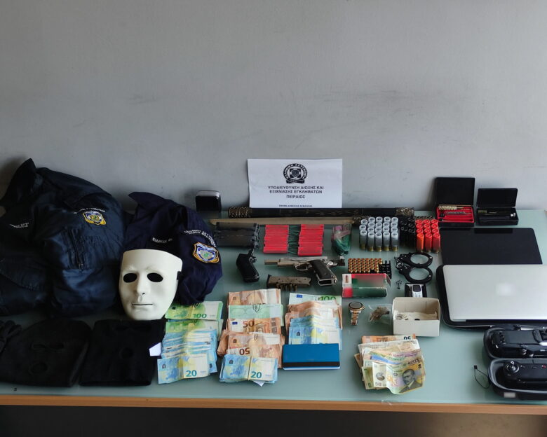 Ταύρος: Συνελήφθη 38χρονος για ενδοοικογενειακή βία – Κατασχέθηκαν πάνω από 8.000 ευρώ, κροτίδες και ένα σπαθί