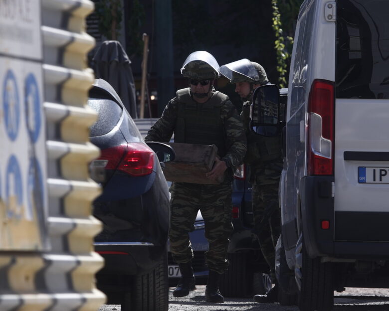 Καισαριανή: Εντοπίστηκαν όπλα και πυρομαχικά σε κάδο σκουπιδιών