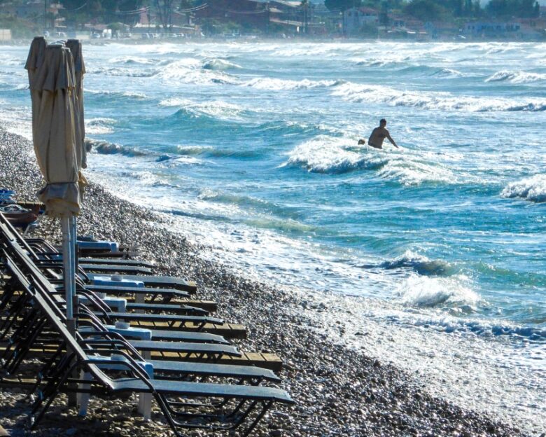 Καιρός: 40άρια και θυελλώδεις άνεμοι έως 8 μποφόρ – «Πορτοκαλί» συναγερμός την Τρίτη σε 10 περιφέρειες για φωτιά