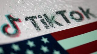 Το σήμα του TikTok και η αμερικανική σημαία