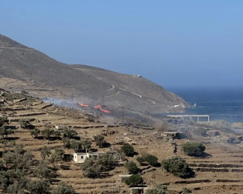 Φωτιά στην Τήνο: Σηκώθηκαν 2 ελικόπτερα – Διακοπή ρεύματος σε 3 περιοχές