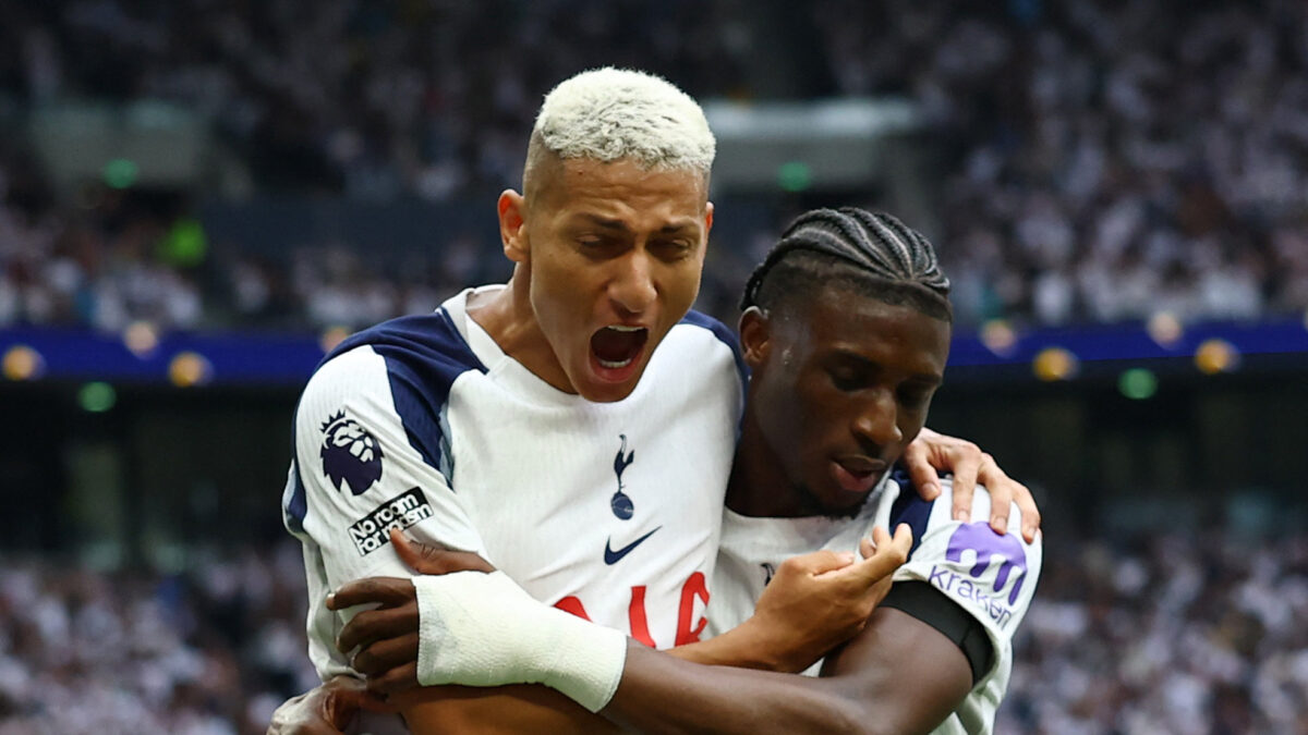 Οι παίκτες της Τότεναμ πανηγυρίζουν στην Premier League