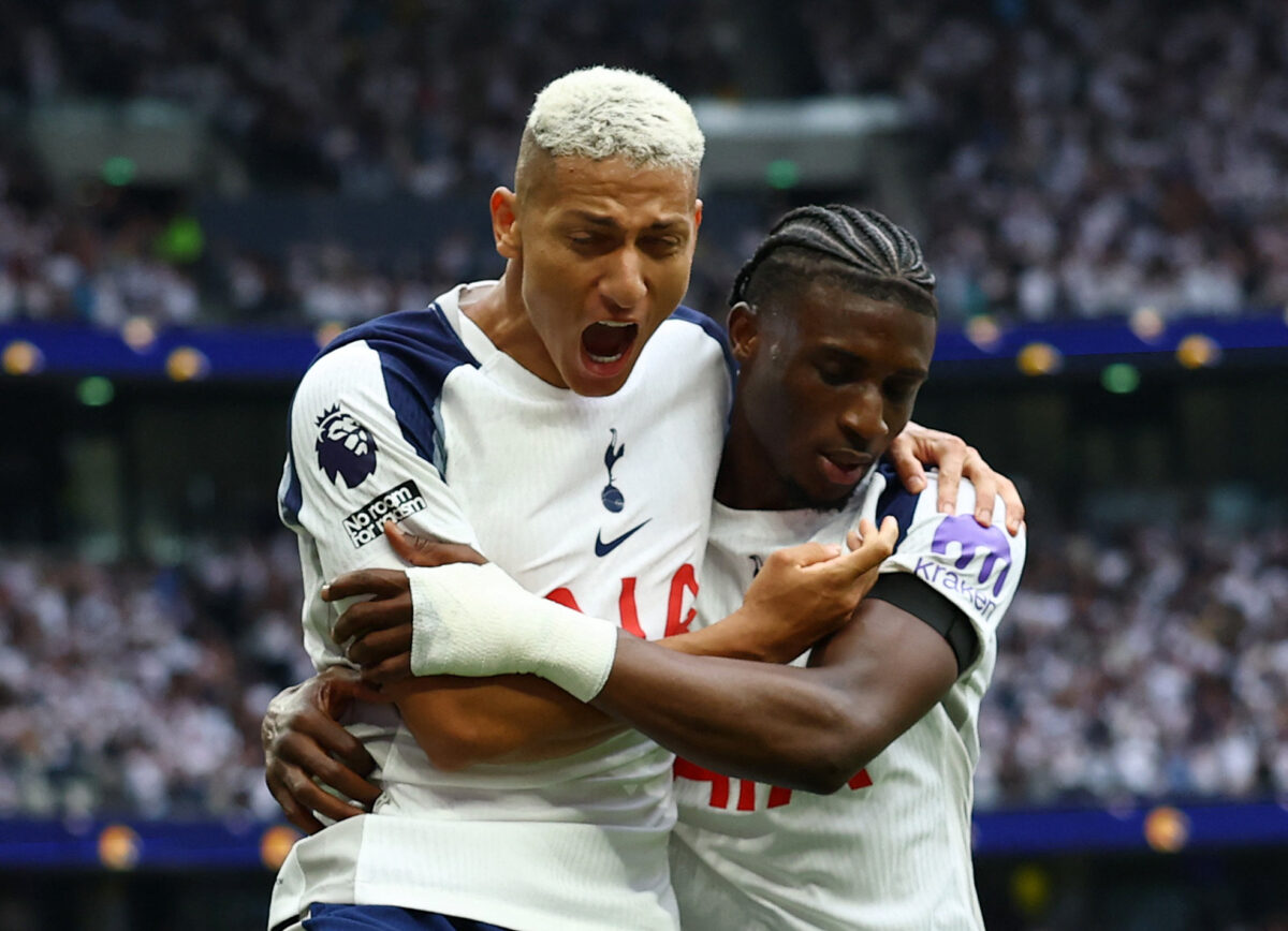Οι παίκτες της Τότεναμ πανηγυρίζουν στην Premier League