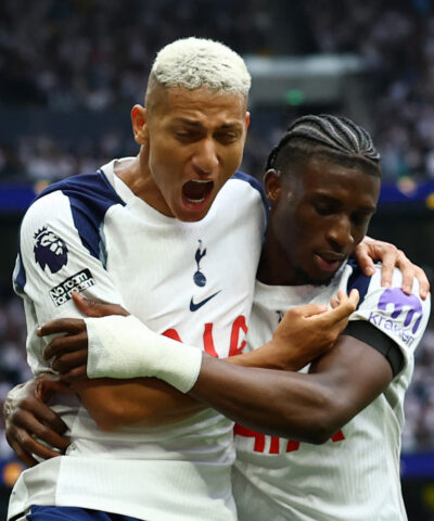 Οι παίκτες της Τότεναμ πανηγυρίζουν στην Premier League