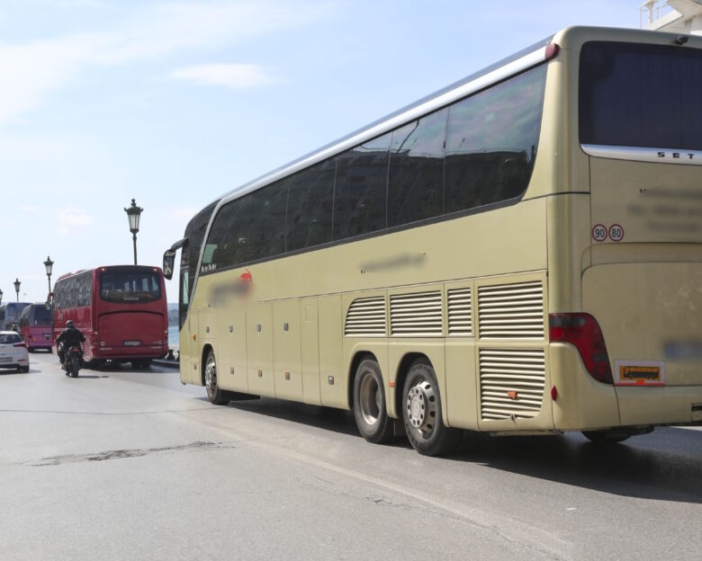Θεσσαλονίκη: Ανήλικοι πέταξαν πέτρες σε τουριστικό λεωφορείο – 3 τραυματίες, στο νοσοκομείο ο οδηγός