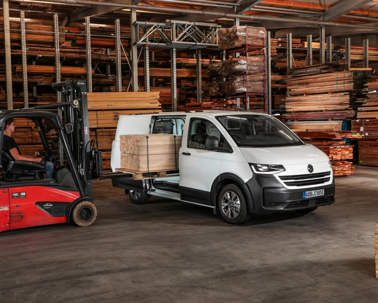 VW: Μεγαλύτερη γκάμα Transporter με διπλή καμπίνα και δύο νέα panel van
