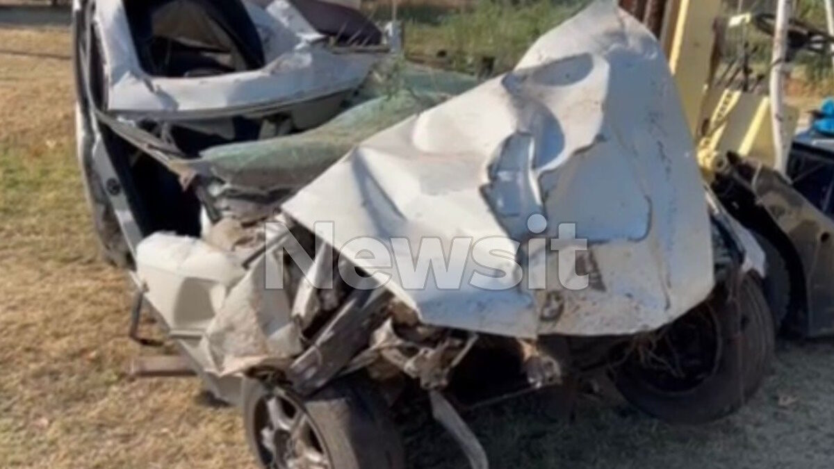 Το κατεστραμμένο αυτοκίνητο στο οποίο επέβαιναν οι ανήλικοι