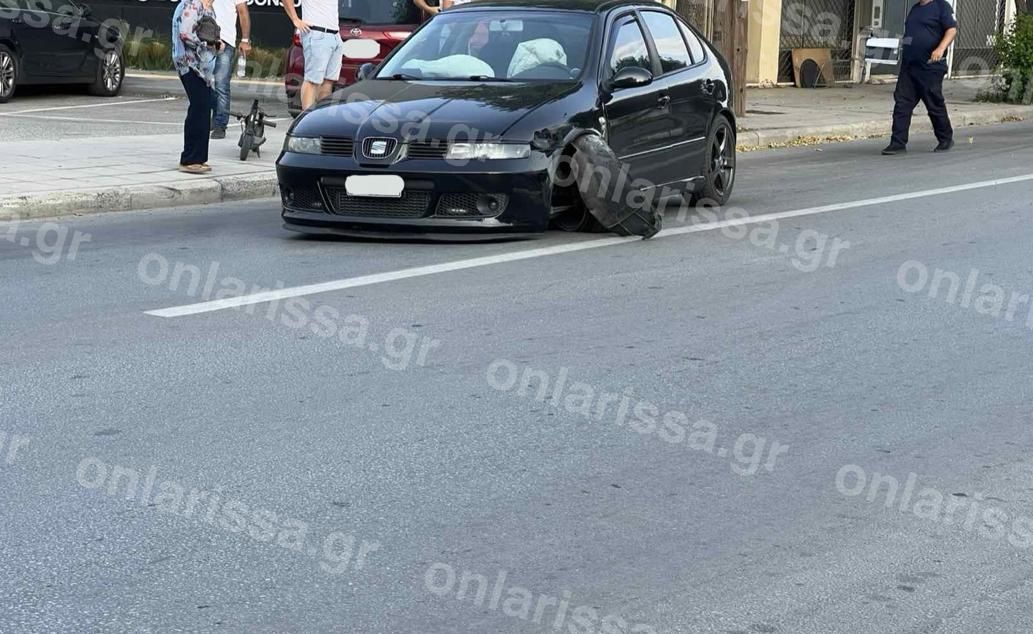 Το ένα αυτοκίνητο στο σημείο του τροχαίου / φωτό από onlarissa.gr