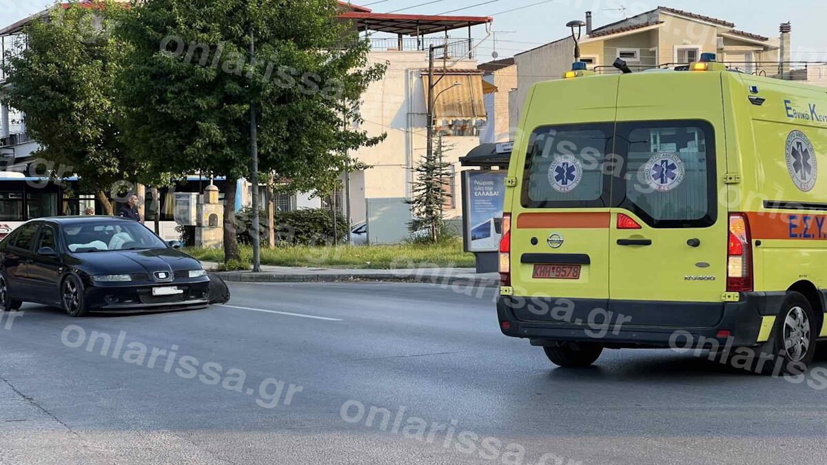 Το ένα αυτοκίνητο στο σημείο του τροχαίου / φωτό από onlarissa.gr